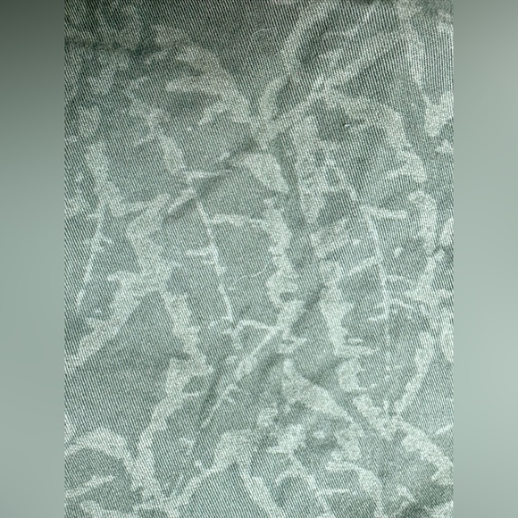 BOGO—UNIQLO Flat Front Green Banana Leaf Print Shorts - Picture 3 of 8